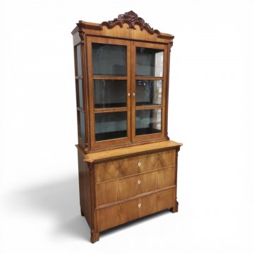 Vitrine hell Nußb., geschnitzt Krönung,2 Glastüren Kommodenunterteil (3 Schubladen),  110x55cm, h 215cm, m. Schlüssel