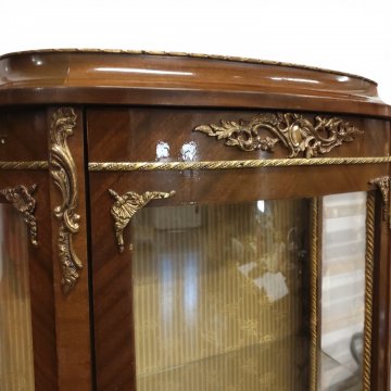 Glasvitrine, Rosenholz m. Bronze+Malerei, 2 Glasböden, 66x35cm, h 144cm