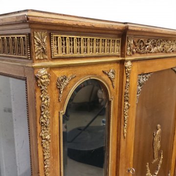 Vitrinenschrank Empire halbhoch Mittelfür geschlossen mit Bronzefigur, reich verziert mit Bronzen, 132x41cm, h 122cm