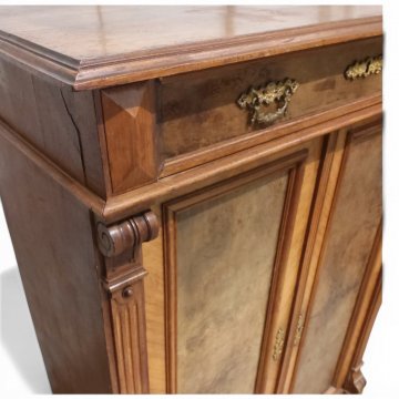 Vertiko hell Nußbaum, mit Pilastern, 2 Türen u. 1 Schub, 95x45cm, h 135cm