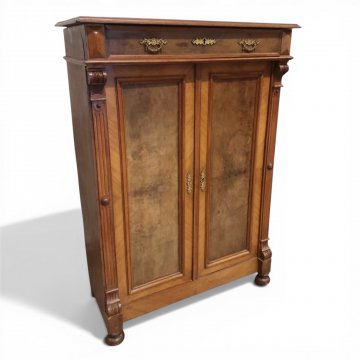 Vertiko hell Nußbaum, mit Pilastern, 2 Türen u. 1 Schub, 95x45cm, h 135cm