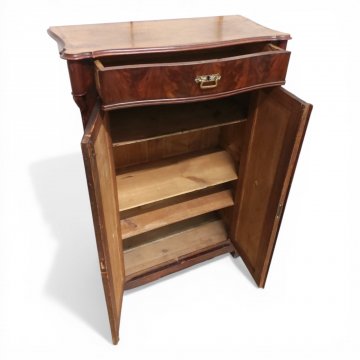 Vertiko Mahag., 2 Türen, 1 Schub, geschwungen, 90x44cm, h 139cm, 1 Schlüssel