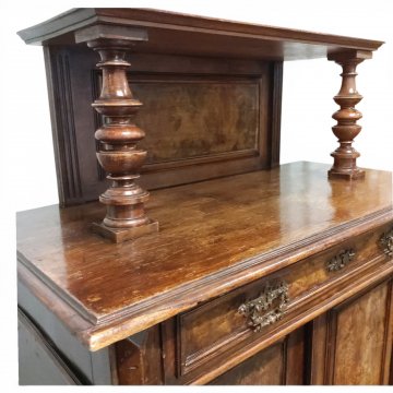 Vertiko dkl. Nußb., mit Aufsatz, gedrehte Säulen, 2 Türen, 1 Schub, 93x46cm, h 167cm