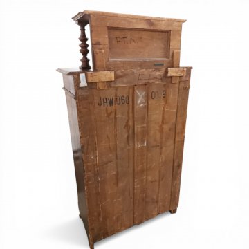 Vertiko dkl. Nußb., mit Aufsatz, gedrehte Säulen, 2 Türen, 1 Schub, 93x46cm, h 167cm