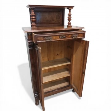 Vertiko dkl. Nußb., mit Aufsatz, gedrehte Säulen, 2 Türen, 1 Schub, 93x46cm, h 167cm