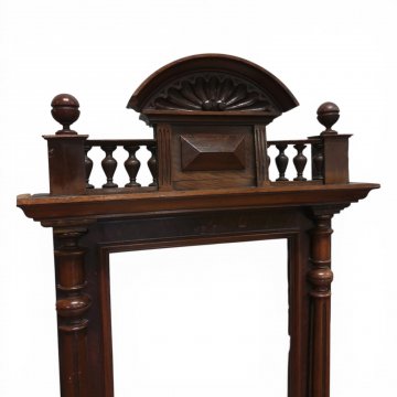 Wandspiegel 1880 mit Säulen und Muschelaufsatz, Nußb., 64x152cm