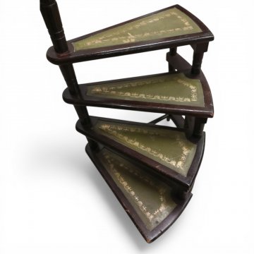 Buchtreppe, kl., m. grünem Leder