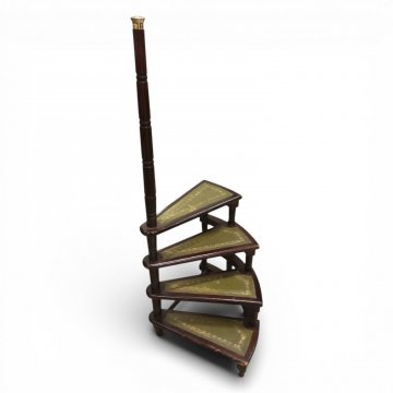 Buchtreppe, kl., m. grünem Leder