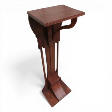 Postament Jug. , Nußb. verziert h 112cm