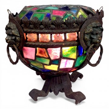 Tischlampe URNE, bleiverglast  farbig, Eisengestell mit Löwenköpfen, E27, Ø35, H34