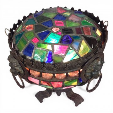 Tischlampe URNE, bleiverglast  farbig, Eisengestell mit Löwenköpfen, E27, Ø35, H34