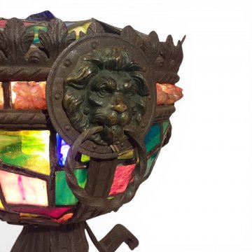 Tischlampe URNE, bleiverglast  farbig, Eisengestell mit Löwenköpfen, E27, Ø35, H34