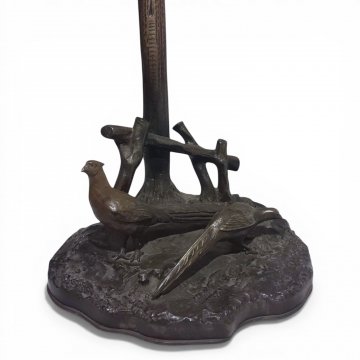 Tischlampe mit Fasanen, Bronze, Bogen mit Zaun, 1-flg. E27, max. 25W, Glasschirm Zapfenform mit Zierschliff, Innenmaß Ø5,5 , H48