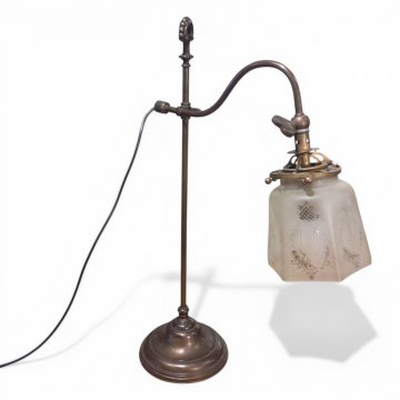 Tischlampe, JHW, Messing, Ausleger höhenverstellbar, Mattglasschirm 6-eckig, Verzierungen geätzt, 1-flg. E14, max. 60W, H57