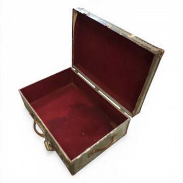 Überseekoffer, Blechverkleidung grau/Alu, Kanten schwarz, Lederriemen und -griffe, Scharniere defekt, B90xT52xH34