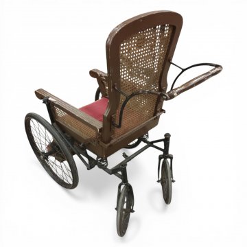 Rollstuhl, braun lackiert, Rücken/Fußbank Rohrgeflecht, Sitzpolster Velours dkl.rot, Griff, Metallgestell, Speichenräder