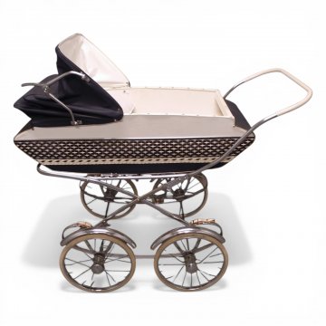 Kinderwagen, 50er Jahre, Gestell chrom,Speichenrder (Vollgummi wei)  Schale blau/wei mit Flechtbordre, Verdeck blau