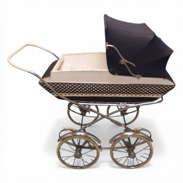 Kinderwagen, 50er Jahre, Gestell chrom,Speichenrder (Vollgummi wei)  Schale blau/wei mit Flechtbordre, Verdeck blau