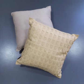 Kissen 40x40 breite Lederstreifen gewebt, creme, Rückseite Wildleder beige