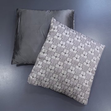 Kissen 40x40 silbergrau, schwarz gerändertes Turmmuster, seidig, grau