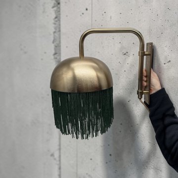 Wandlampe mit Ausleger, Messing, runde Messingschirm mit grünen Fransen