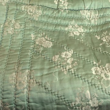 Steppdecke 110x200 grüne Seide mit feinem Blütenmuster in creme