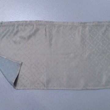 Damast 35x200 Querbehang CARMEN blau mit goldenen Rautenmuster, Schabracke