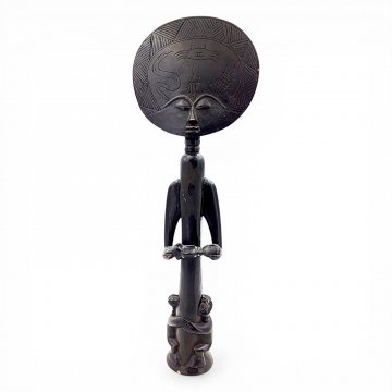 Figur STAMMESGOTTHEIT afrikanisch, tellerartiges Gesicht, Holz schwarz geschnitzt, H61
