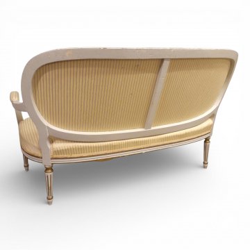 Sofa Louis XVI heller Damast, offene Armlehnen, Gestell weiss/gold, 2-sitzig, +1kl. KISSEN 140x58x90cm, 01/87, 05/101