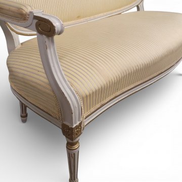 Sofa Louis XVI heller Damast, offene Armlehnen, Gestell weiss/gold, 2-sitzig, +1kl. KISSEN 140x58x90cm, 01/87, 05/101