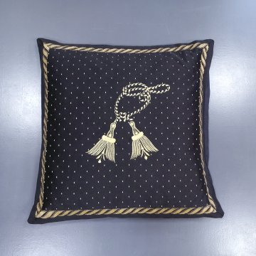 Kissen 55x55 schwarz, goldenes Muster: Quaste. kl. Punkte und Randkordel