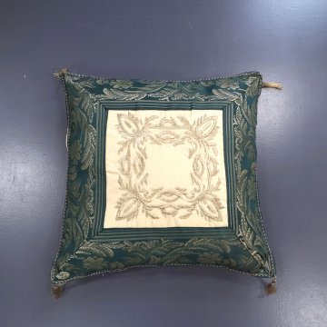 Kissen 40x40 Moiré hellgelb, breiter grün + gold gemusterter Rand, kl. Eckquasten