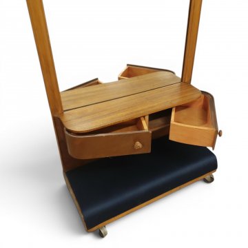 Standspiegel, Nußbaum, 2 Schwenkfächer, Fuß mit Stoff violett bezogen, oben Linestraleuchte, auf Rollen, H175