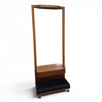 Standspiegel, Nußbaum, 2 Schwenkfächer, Fuß mit Stoff violett bezogen, oben Linestraleuchte, auf Rollen, H175