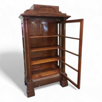 Vitrine BIE Mahagoni, eine Tür verglast, seitlich runde glatte Säulen, Krönung m. kl. Aufsatz, B102/H185