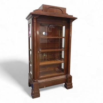 Vitrine BIE Mahagoni, eine Tür verglast, seitlich runde glatte Säulen, Krönung m. kl. Aufsatz, B102/H185