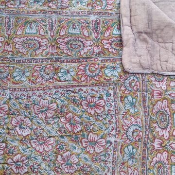 Tagesdecke 150x225 wattiert lila/flieder gemuschelt + Blüten