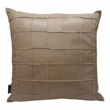 Kissen 50x50cm, latte machiato, Vorderteil aus Lederquadraten, Rückteil Velour