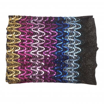Dekostoff,ca.400x48cm,multicolor,Paillettenbestickt, wellenförmige Querstreifen abwechselnd blaue/lila/pinke/grüne/hellblaue Pailletten, Stoffgrund gold/schwarz
