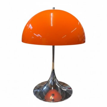 Tischlampe, Trompetenfuß Chrom, großer Schirm rund orange Kunststoff, Louis Poulsen (Panthella)