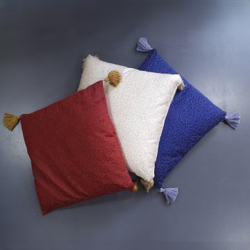 Kissen 50x50 Batist, Kissenplatte feine goldene Kurbelstickerei, 4 Eckquasten, 1x creme, 1x rot, 1x blau