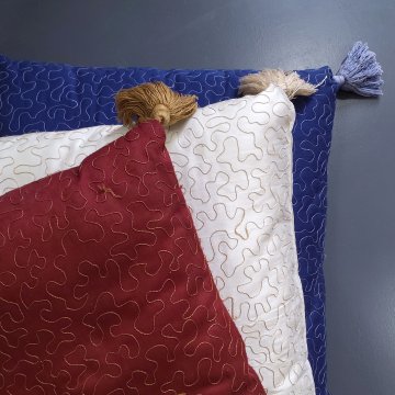 Kissen 50x50 Batist, Kissenplatte feine goldene Kurbelstickerei, 4 Eckquasten, 1x creme, 1x rot, 1x blau