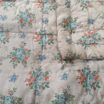 Steppdecke 150x200 creme mit Rosenbouquets in grau/mint/orange, beansprucht