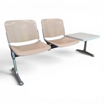 Wartebank, Alugestell, 2 Sitzschalen Schichtholz Buche weißbeige gebeizt, außen Ablage weiß, Querstrebe schwarz, B160