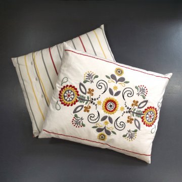 Kissen 50x60 Leinen creme, buntes gesticktes Folklore- Blumenmuster., Rückseite schmale rot grau gelbe Streifen (Federinlett)