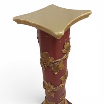 Postament, rot mit goldfarbarbigen Weinranken