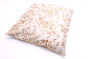 Sofakissen JTW Bw-Satin beige, floral gem. grün-ocker-flieder, Rückseite beige uni, 50x50cm